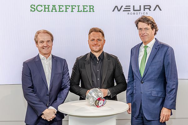 Schaeffler: (da sinistra) Andreas Schick (Chief Operating Officer di Schaeffler AG), David Reger (CEO e fondatore di Neura Robotics) e Klaus Rosenfeld (CEO di Schaeffler AG), hanno siglato la partnership tecnologica Schaeffler: (da sinistra) Andreas Schick (Chief Operating Officer di Schaeffler AG), David Reger (CEO e fondatore di Neura Robotics) e Klaus Rosenfeld (CEO di Schaeffler AG), hanno siglato la partnership tecnologica