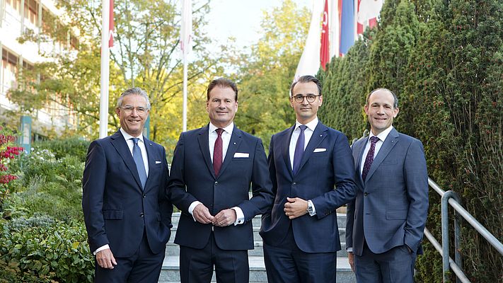 Mewa: (da sinistra a destra): Michael Kümpfel (CCO), Bernhard Niklewitz (CEO), Waldemar Feldbusch (CFO) e Björn Scheel (COO) Mewa: (da sinistra a destra): Michael Kümpfel (CCO), Bernhard Niklewitz (CEO), Waldemar Feldbusch (CFO) e Björn Scheel (COO)
