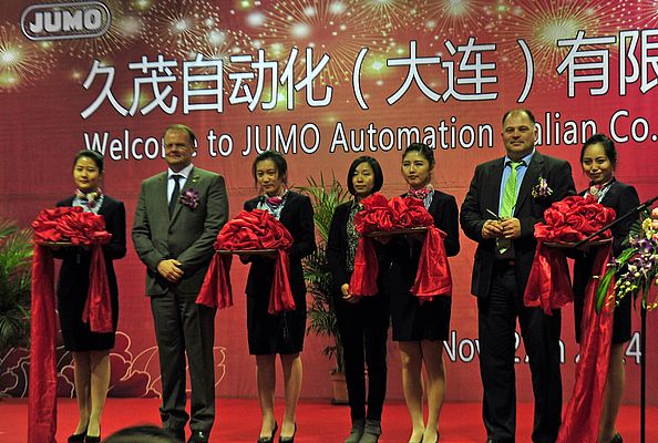 Juno-Exportleiter Reiner Riedl (zweiter von rechts) und Stefan Dette (zweiter von links), Geschäftsführer der chinesischen Tochtergesellschaft, bei der Schlüsselübergabe für den neuen Unternehmensstandort in Dalian.