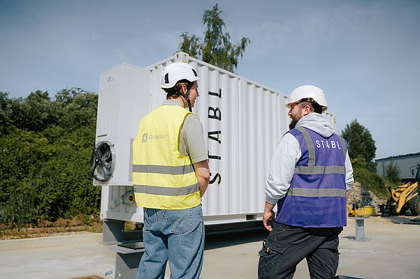 Ein stationärer Batteriespeicher von STABL ergänzt das bei Giga Coating und System Trailers installierte Energiesystem – damit kann das Unternehmen den selbst erzeugten Solarstrom zwischenspeichern und Stromkosten deutlich senken. Bild:Greenflash GmbH Ein stationärer Batteriespeicher von STABL ergänzt das bei Giga Coating und System Trailers installierte Energiesystem – damit kann das Unternehmen den selbst erzeugten Solarstrom zwischenspeichern und Stromkosten deutlich senken. Bild:Greenflash GmbH
