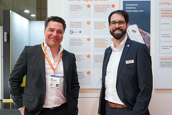 Felix Nottensteiner(l.), CEO authorized.by GmbH und Manuel Richter(r.), Head of Digital Business Development Component Sales EMEA bei LAPP, stellen das für autorisierten Distributoren eingeführte Online-Siegel von authorized.by vor. Foto: LAPP Felix Nottensteiner(l.), CEO authorized.by GmbH und Manuel Richter(r.), Head of Digital Business Development Component Sales EMEA bei LAPP, stellen das für autorisierten Distributoren eingeführte Online-Siegel von authorized.by vor. Foto: LAPP