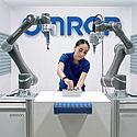 Mensch und Maschine arbeiten harmonisch zusammen Mensch und Maschine arbeiten harmonisch zusammen