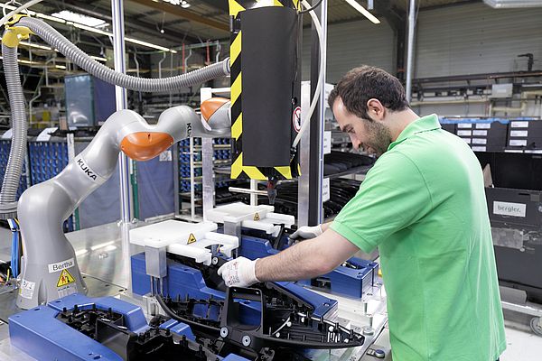 Kollegen bei der Produktion von Armauflagen für Opel
