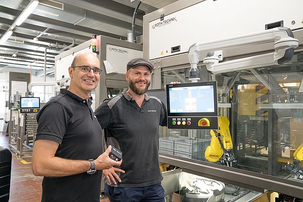 Ein gutes Team: Automationsexperte Markus Roth (rechts) und Roland Thum, Baumer an der Anlage in Dübendorf bei Zürich. © Baumer