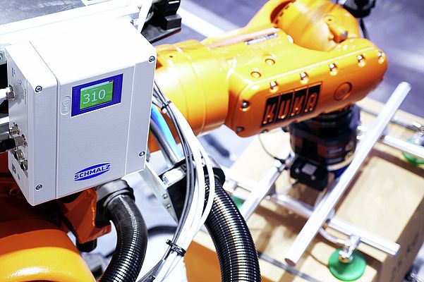 Elektrische Vakuum-Erzeuger, wie die Compact-Pump GCPi von Schmalz, lassen sich ideal in der Vakuum-Automation sowie in der mobilen Robotik mit autonomen Transportsystemen (AGV) und Robotern (AMR) einsetzen. Bild: J.Schmalz Elektrische Vakuum-Erzeuger, wie die Compact-Pump GCPi von Schmalz, lassen sich ideal in der Vakuum-Automation sowie in der mobilen Robotik mit autonomen Transportsystemen (AGV) und Robotern (AMR) einsetzen. Bild: J.Schmalz