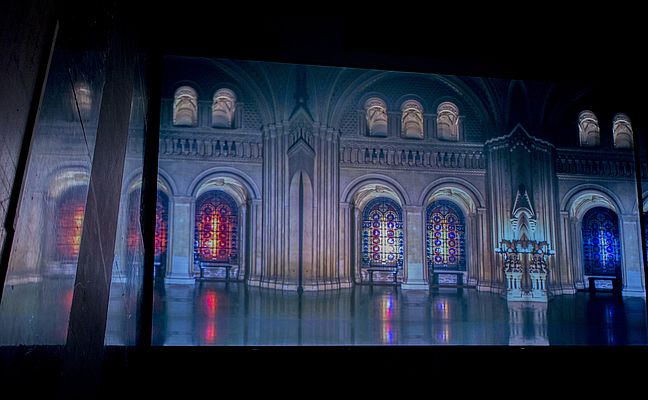 Die Bühne an der walisischen Nationaloper in Cardiff während der Proben zu „The Fall of the House of Usher“ - Teile des Bühnenbildes werden per 3D-HDD-Projektor erzeugt