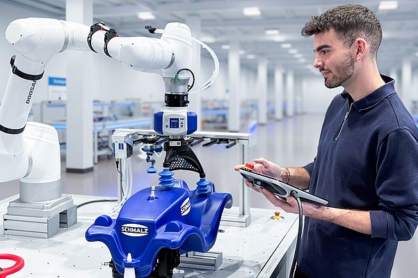 Bild 1: Elektrische Vakuum-Erzeugung bietet als Ergänzung zu klassischen Druckluftsystemen neue Möglichkeiten und integriert sich nahtlos in digitale Fertigungsumgebungen. Bild: J.Schmalz Bild 1: Elektrische Vakuum-Erzeugung bietet als Ergänzung zu klassischen Druckluftsystemen neue Möglichkeiten und integriert sich nahtlos in digitale Fertigungsumgebungen. Bild: J.Schmalz