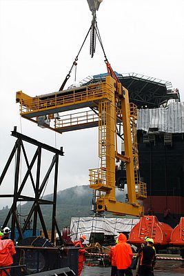 Auf der Westcon-Werft wurden Brücke, A-Stütze und Laufbahnträger zusammengebaut, bevor der Kran dann zu seinem endgültigen Einsatzort auf dem Rig transportiert wurde