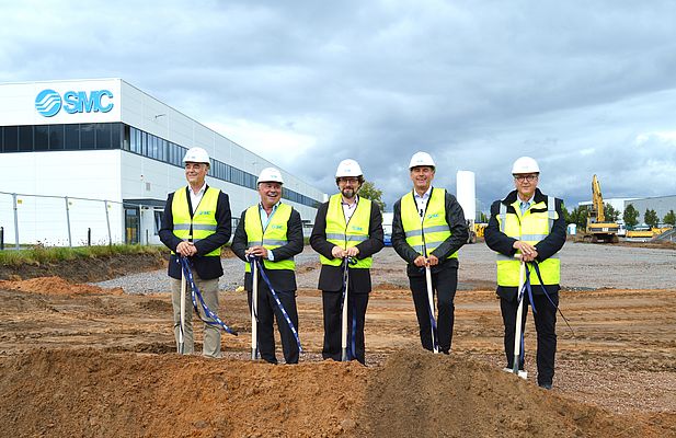 Symbolischer Spatenstich des SMC Campus (v. l. n. r.): Robin Hellweg, Daniel Langmeier, Tobias Wilbrand, Rolf-Eric Matthies und Frank Hellweg. Bild: SMC Deutschland Symbolischer Spatenstich des SMC Campus (v. l. n. r.): Robin Hellweg, Daniel Langmeier, Tobias Wilbrand, Rolf-Eric Matthies und Frank Hellweg. Bild: SMC Deutschland