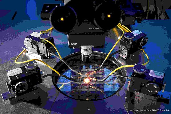 Labortest: Auf einem sogenannten Wafer messen Fraunhofer-Forschende Halbleiter-Teststrukturen. © Fraunhofer IIS, Foto: BLEND 3 Frank Grätz Labortest: Auf einem sogenannten Wafer messen Fraunhofer-Forschende Halbleiter-Teststrukturen. © Fraunhofer IIS, Foto: BLEND 3 Frank Grätz