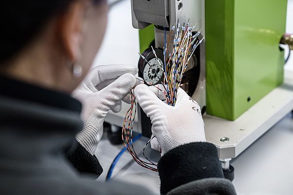 WERNER WIRTH bietet alle gängigen Möglichkeiten der Kabelkonfektionierung wie Crimpen, Löten, Kabelbäume u.a. Bild: WERNER WIRTH GmbH WERNER WIRTH bietet alle gängigen Möglichkeiten der Kabelkonfektionierung wie Crimpen, Löten, Kabelbäume u.a. Bild: WERNER WIRTH GmbH