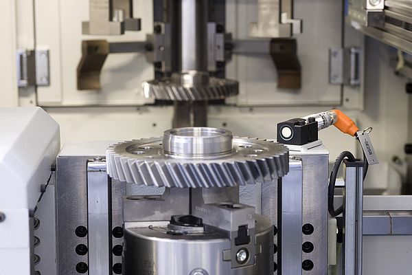 Before the machining cycle is enabled, the ultrasonic sensor SIMATIC PXS300 checks for the presence of the workpiece and its dimensions