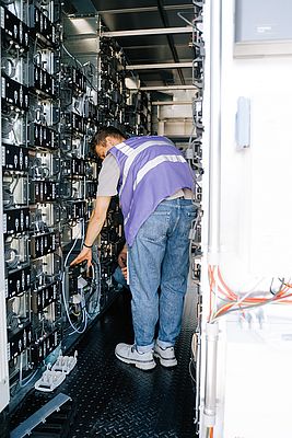 Inside the 20-foot container, in which the energy storage system from STABL is installed; one can clearly see the individual battery modules, which in this solution consist of electric car batteries that were never used in vehicles. Photo: Greenflash Inside the 20-foot container, in which the energy storage system from STABL is installed; one can clearly see the individual battery modules, which in this solution consist of electric car batteries that were never used in vehicles. Photo: Greenflash