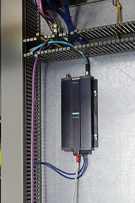 The Access Point Scalance W784-1 supplies the industrial wireless LAN. The directional antenna on the container is responsible for data exchange with the antenna on the driver cabin at great heights.