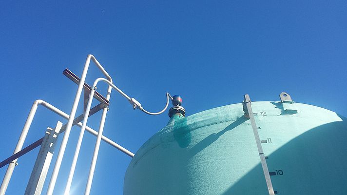Application image of Eclipse® Model 700 installed on FRP Tank containing Phosphoric Acid.