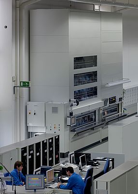 New efficiency at Siemens' Amberg Electronics Manufacturing Plant: Paternoster system using wireless communication with 22 thermal compartments for simultaneous continuous temperature tests on up to 352 HMI panels