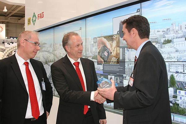 From left to right: Volker Erberich, Service Manager OEM, and Diethelm Schüller, Product Manager Condition Monitoring, FAG Industrial Services, and IEN Europe editor in chief Jürgen Wirtz