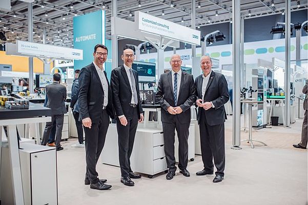Left to right: Ulrich Leidecker, COO, Phoenix Contact; Gerhard Borho – Management Board Information Technology and Digitalisation, Festo; Thomas Böck – Chairman of the Management Board Festo; Frank Stührenberg, CEO, Phoenix Contact.