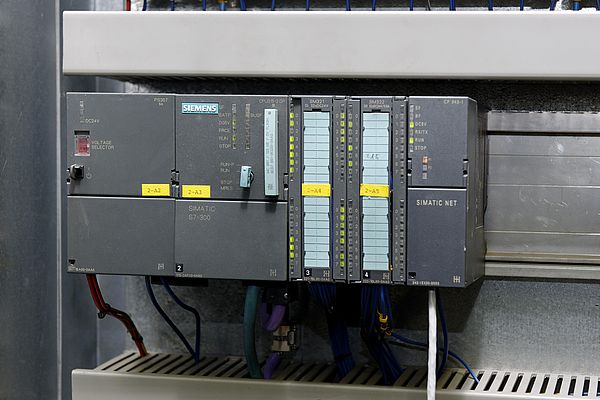 The Siemens PLC Simatic S7-300 with CPU 315-2 DP, which controls the crane, was - to the right of the PLC – enhanced by a Siemens CP343-1 communication processor which carries out data conversion on Profinet.