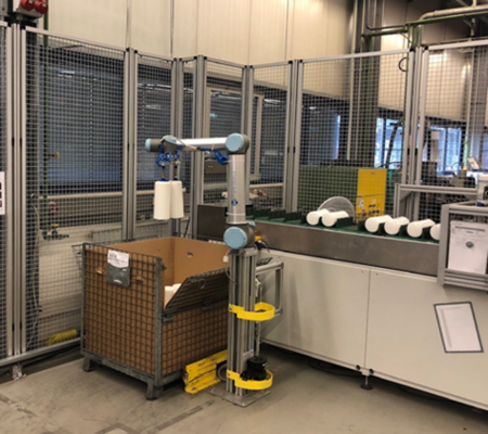 Taking out the filters of a grid box and placing them on a timed conveyor belt in the exact position: Mann+Hummel's new "employee" does not get tired and does not make mistakes. (Copyright: Mann+Hummel)
