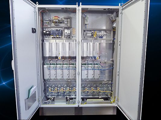 A glance into the cabinet shows (from top to bottom): the sensor signal processing, the digital drive amplifiers SD2 as cool plate version, the intermediate circuit capacitors for energy storage during braking as well as the feed-in and control components