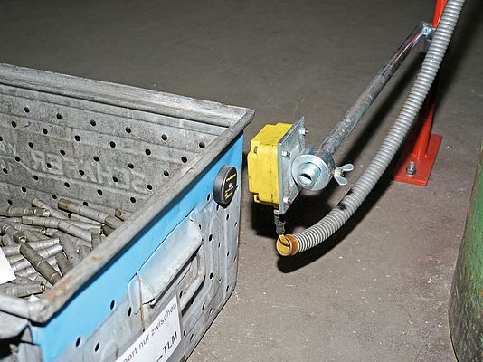 The RFID tags are attached to the metal boxes reliably with a spacer.