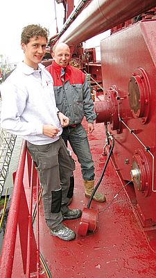 Sander Lensen and Dick de Vries (right) have removed the protective cover on the winch.