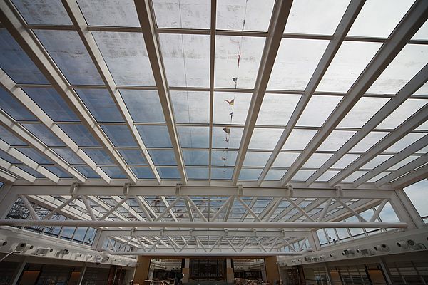 La parte strutturale della copertura Skydome è composta da pannelli scorrevoli, al cui esterno sono applicati speciali lastre di vetro e componenti anticondensa