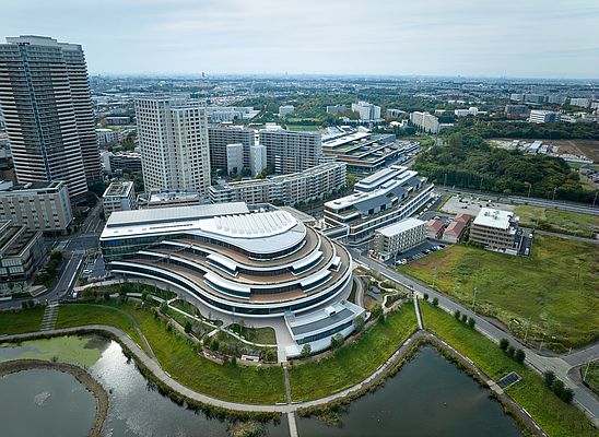 Il complesso si sviluppa in tre edifici tra loro integrati Il complesso si sviluppa in tre edifici tra loro integrati