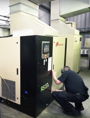 I compressori in KMF erogano aria per la produzione di azoto, per i macchinari, la rivettatura e l'impianto di verniciatura