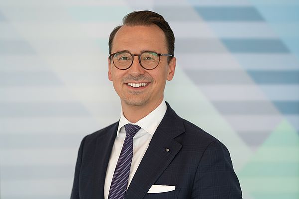A partire dal 1° ottobre 2025, il Consiglio di Sorveglianza di MEWA Textil-Service SE ha nominato Waldemar Feldbusch (41 anni) nuovo Chief Financial Officer (CFO). Ingegnere gestionale, Feldbusch è in Mewa dal 2017 A partire dal 1° ottobre 2025, il Consiglio di Sorveglianza di MEWA Textil-Service SE ha nominato Waldemar Feldbusch (41 anni) nuovo Chief Financial Officer (CFO). Ingegnere gestionale, Feldbusch è in Mewa dal 2017