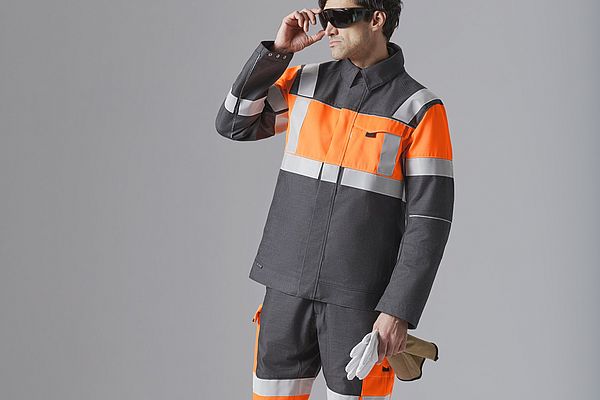 La collezione “Dynamic Blaze Reflect“ unisce protezione da calore e fiamme a elevata visibilità. (Foto: Mewa) La collezione “Dynamic Blaze Reflect“ unisce protezione da calore e fiamme a elevata visibilità. (Foto: Mewa)