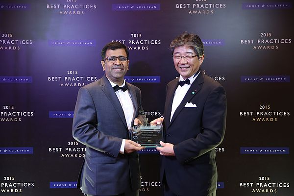 Mitsubishi Electric’s Mr Masayuki Yamamoto (right), Group Senior Vice President Factory Automation Systems, receives the 2015 Best Practice Award from Mr Ravi K (Left), Vice President, Frost & Sullivan.
