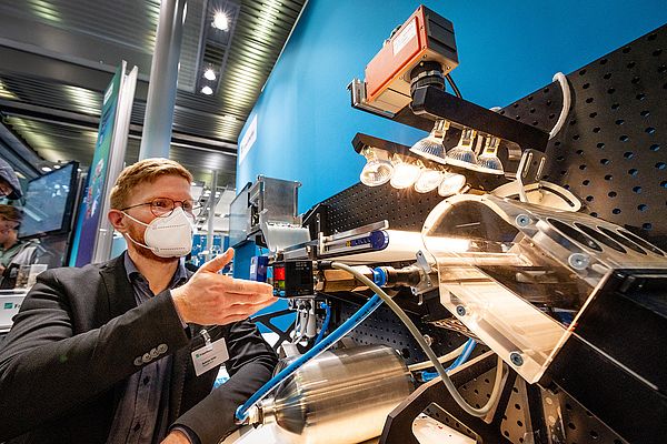 Andreas Keller, research scientist from the Waste4Future consortium, shows off the demonstration model. © Holger Jacoby