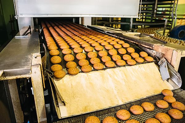 From the beverage industry to dairy and from eggs to bakeries, a wide variety of food industry companies require access to compressed air for an efficient and product-safe operation. (Image source: shutterstock_1110863063)