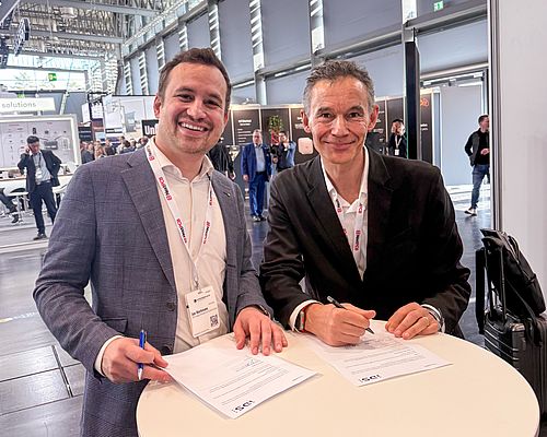 Jan Hartmann (directeur général d'IDS) et Jean Ferré (directeur général de Prophesee) scellent le renforcement de leur partenariat lors du salon Embedded World à Nuremberg. Jan Hartmann (directeur général d'IDS) et Jean Ferré (directeur général de Prophesee) scellent le renforcement de leur partenariat lors du salon Embedded World à Nuremberg.