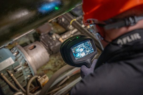 La Flir Si2-Pro aide à prévenir les pannes en détectant à un stade précoce les problèmes mécaniques dans les composants critiques des équipements, comme les boîtes de vitesses, les convoyeurs et autres machines tournantes. La Flir Si2-Pro aide à prévenir les pannes en détectant à un stade précoce les problèmes mécaniques dans les composants critiques des équipements, comme les boîtes de vitesses, les convoyeurs et autres machines tournantes.