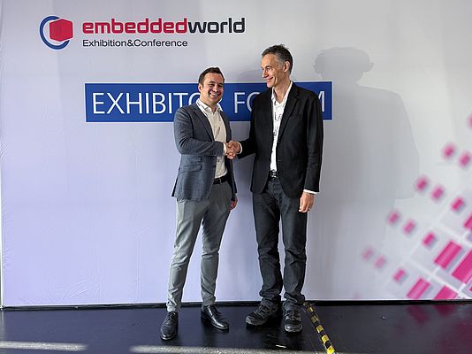 Jan Hartmann (directeur général d'IDS) et Jean Ferré (directeur général de Prophesee) scellent le renforcement de leur partenariat lors du salon Embedded World à Nuremberg. Jan Hartmann (directeur général d'IDS) et Jean Ferré (directeur général de Prophesee) scellent le renforcement de leur partenariat lors du salon Embedded World à Nuremberg.