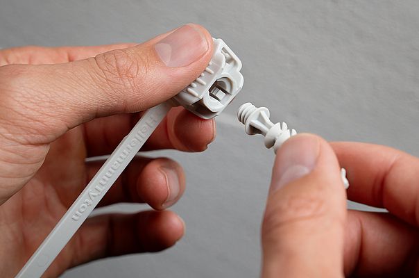 Système de fixation prêt à poser pour tubes isolants rigides lisses Système de fixation prêt à poser pour tubes isolants rigides lisses