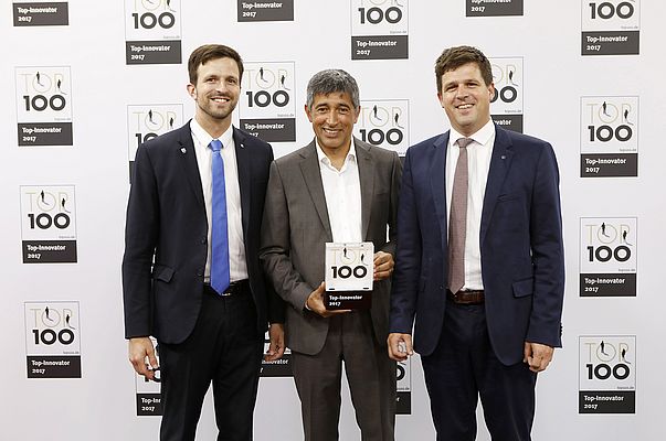 Il prof. Nikolaus Franke (al centro), ricercatore di fama internazionale in ambito di innovazione e competitività, consegna il TOP 100 Award a Fabian e Rafael Baur