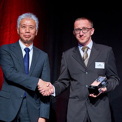Michal Kozub, Production and Quality Assurance Manager di NSK Needle Bearing Poland, riceve il premio da Kiyohito Morimoto, Executive Vice President for Research & Development, Product Engineering and Purchasing di Toyota Motor Europe