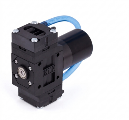 La micro pompa a membrana per vuoto NMP 830.3 HP di KNF raggiunge un vuoto massimo di 55 mbar (ass.) per un controllo della pressione preciso e flessibile nelle pinze a vuoto per bracci robotici