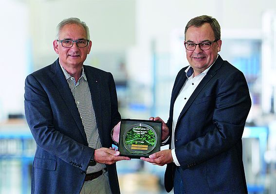 I due Amministratori Delegati Bernd Neugart (a destra) e Thomas Herr hanno ricevuto il premio "Schneider Electric Supplier Award"
