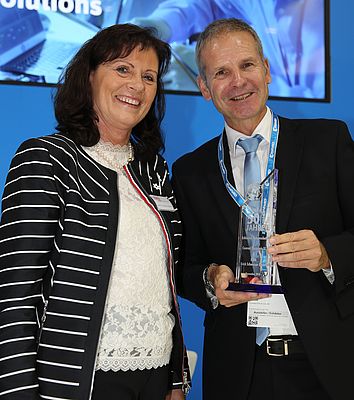 Annette Schweizer-Leischner e Werner Conrad durante la consegna del premio