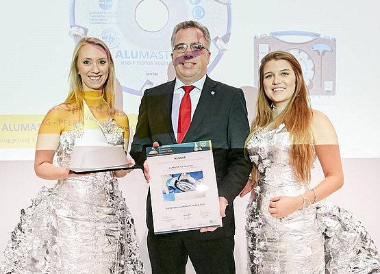 il CEO di PFERD Jörn Bielenberg riceve lo European Aluminium Award 2016