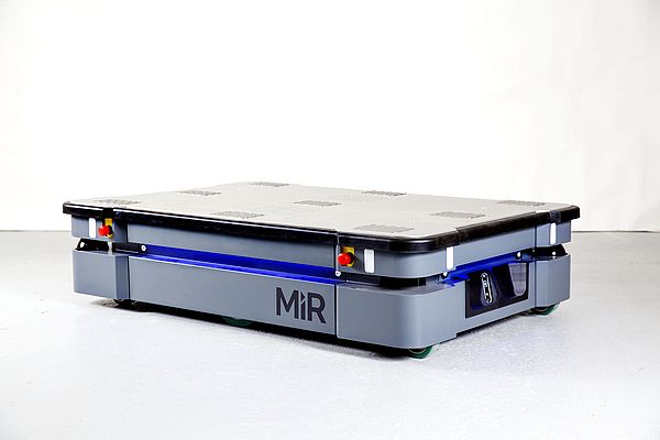 Il MiR500 raggiunge velocità fino a 2 m/s e può trasportare carichi fino a 500 kg