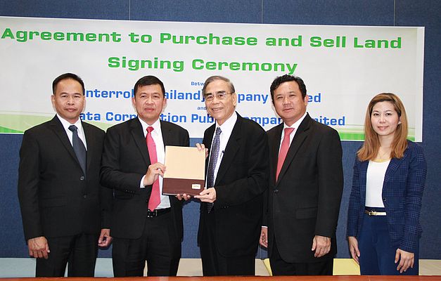 Cerimonia della firma (da sinistra) per Interroll (Thailand) Co., Ltd: Mr. Grisorn Nakapong Direttore generale e amministratore delegato e Mr. Jaruk Youngsri, membro del consiglio di amministrazione