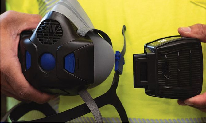 Il respiratore a semi-maschera3M Secure Click HF-800 ha una bardatura nucale facile da regolare