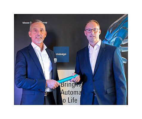 Christian Wolf, Geschäftsführer der Hans Turck GmbH & Co. KG, übergibt den Vorsitz an Steffen Winkler, CSO der Business Unit Automation der Bosch Rexroth AG.