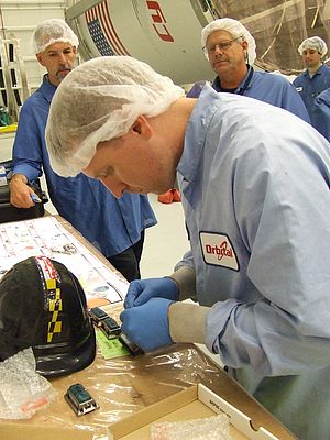 Die Datenlogger werden von Mitarbeitern der Firma Orbital Sciences Corporation in Houston, Texas, für die Installation auf dem Cygnus Raumfrachter bereitgestellt.